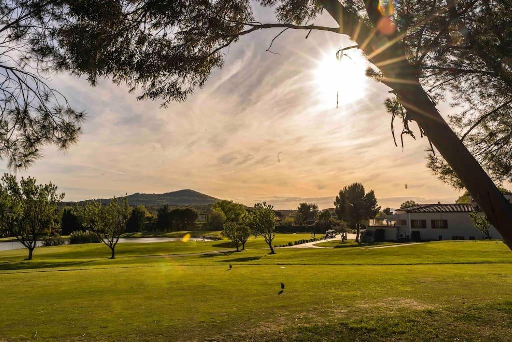 Magnifique Vue Lac Au Golf De Pont-Royal Mallemort Extérieur photo